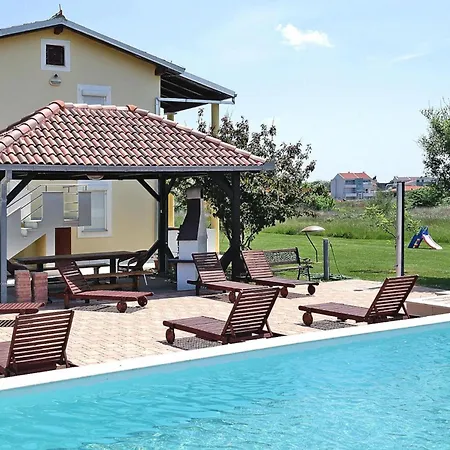 Apartment In Near Nin Beaches, Cleaning Included